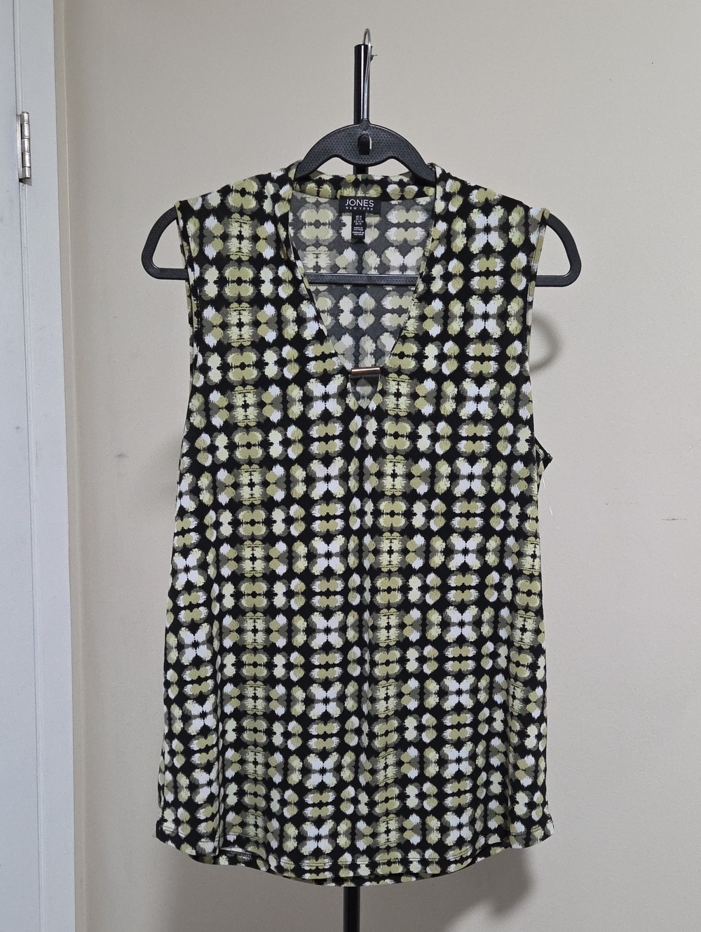 Jones New York Sleeveless Patterned V-Neck Top in Black and Olive